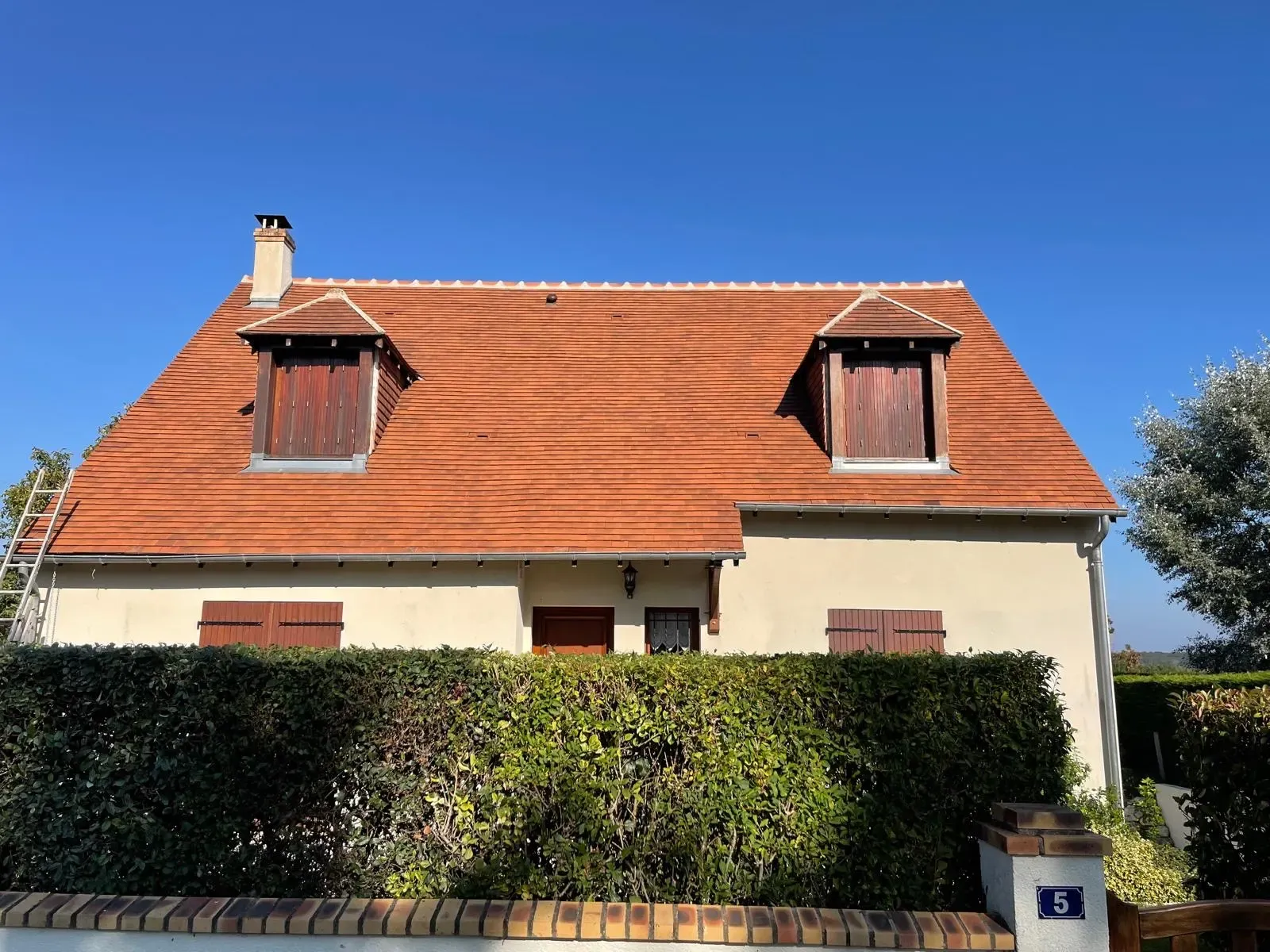 Maison avec toiture en tuiles rénovée et lucarnes