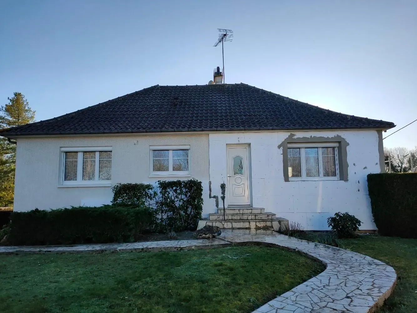 Couvreur SDR Habitat 44 réparant une fuite sur une toiture en tuiles à La Baule
