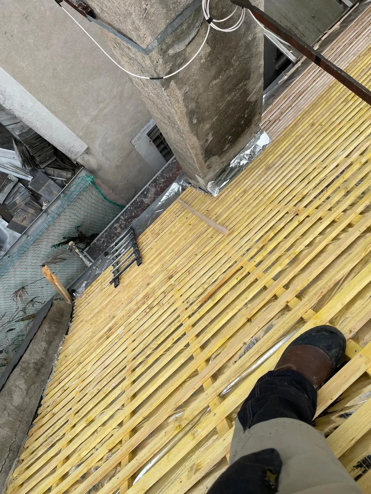 Isolation de toiture par l'extérieur avec panneaux et liteaux