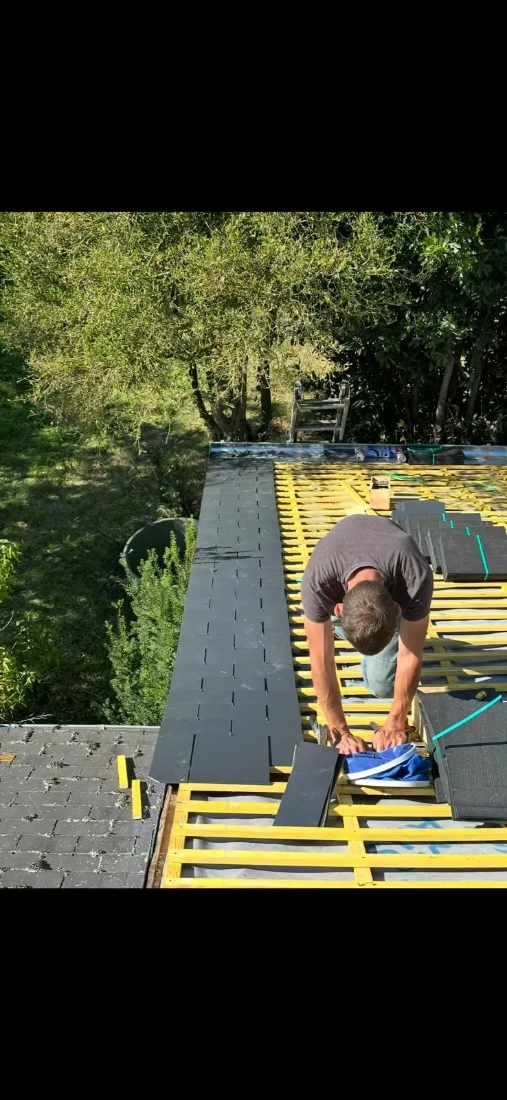 Couvreur SDR Habitat 44 posant une isolation sous toiture avec liteaux lors d'une rénovation à La Baule