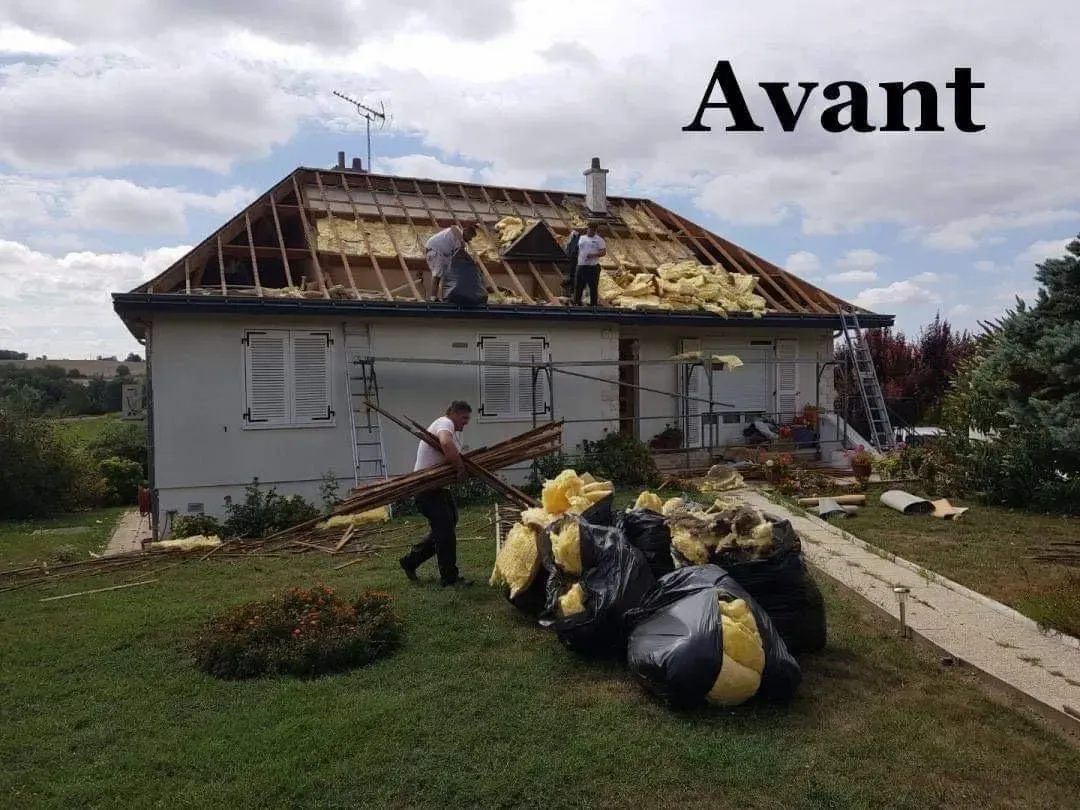 Dépose de l'ancienne toiture avant réfection complète par SDR Habitat 44