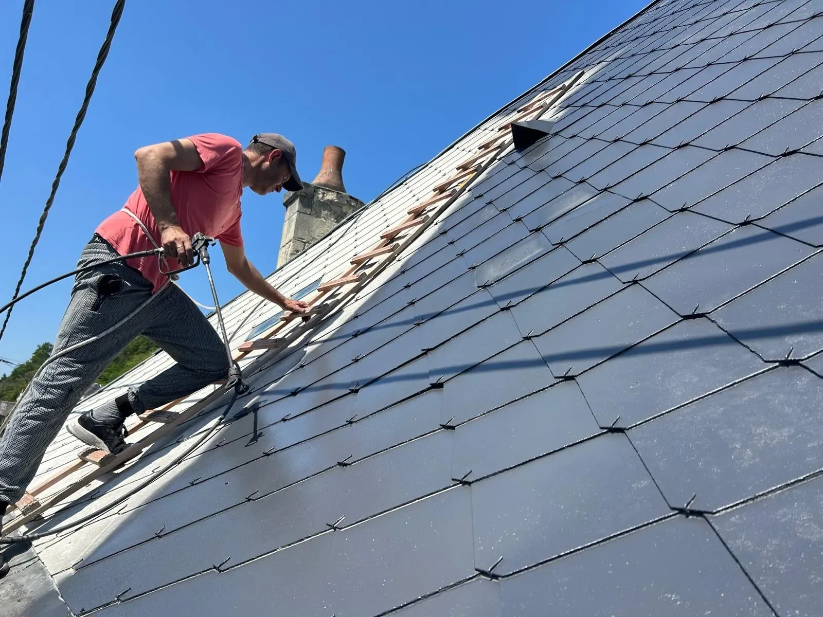 Couvreur SDR Habitat 44 contrôlant une toiture en tuiles avant l'hiver à La Baule