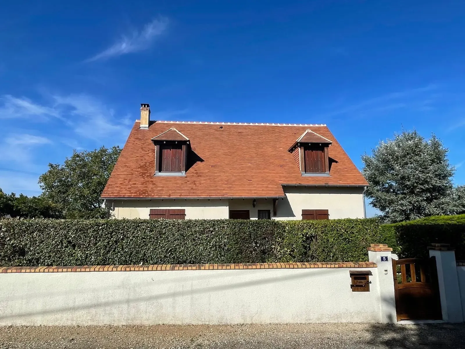 Toiture en tuiles neuves sur maison individuelle