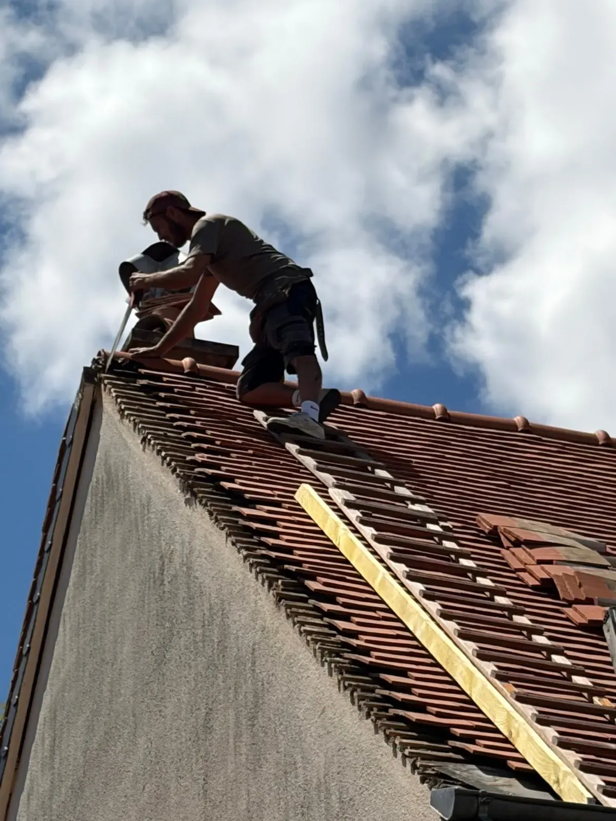 Couvreur SDR Habitat 44 posant des tuiles