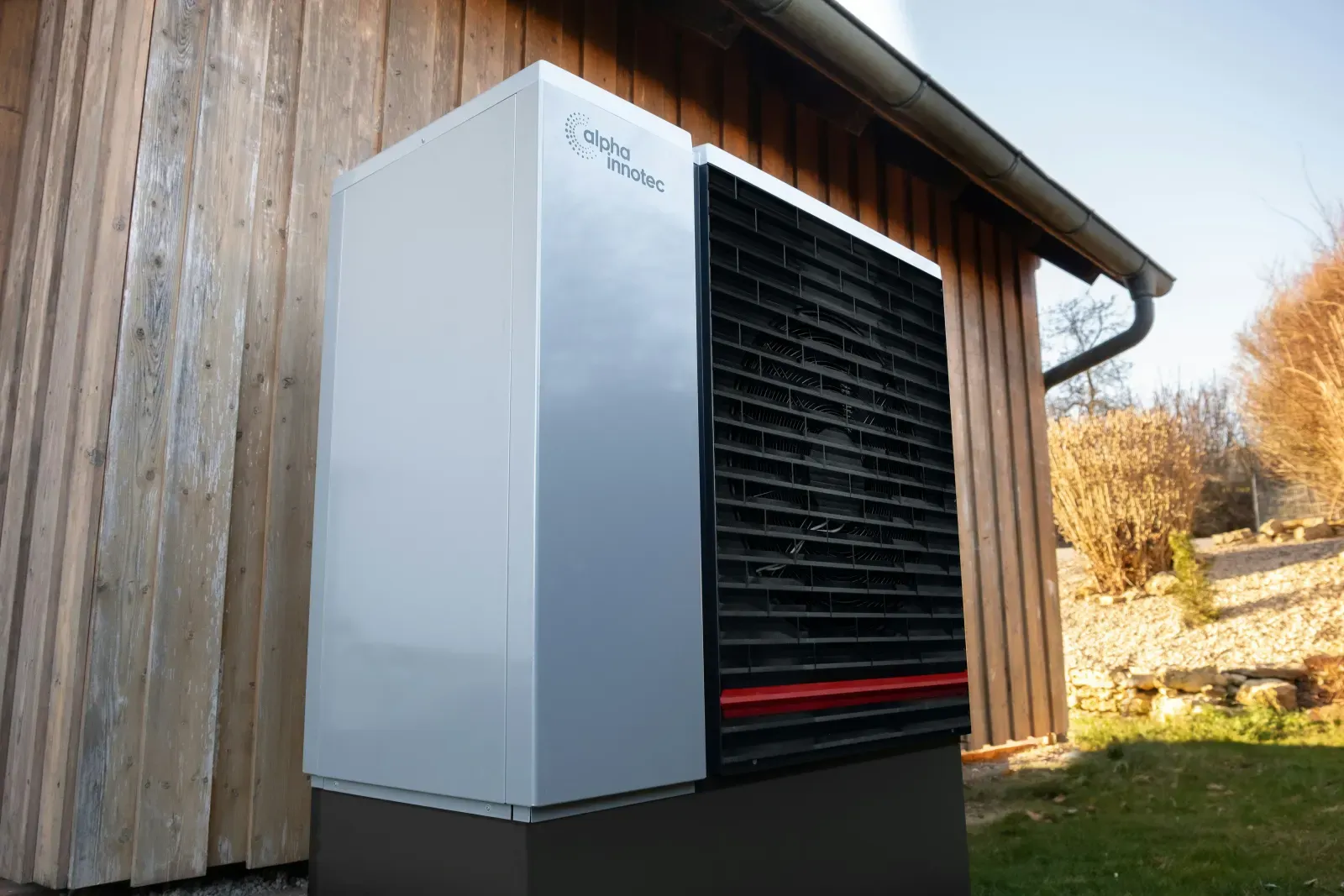 Entretien d'une pompe à chaleur air-eau en façade par SDR Habitat 44