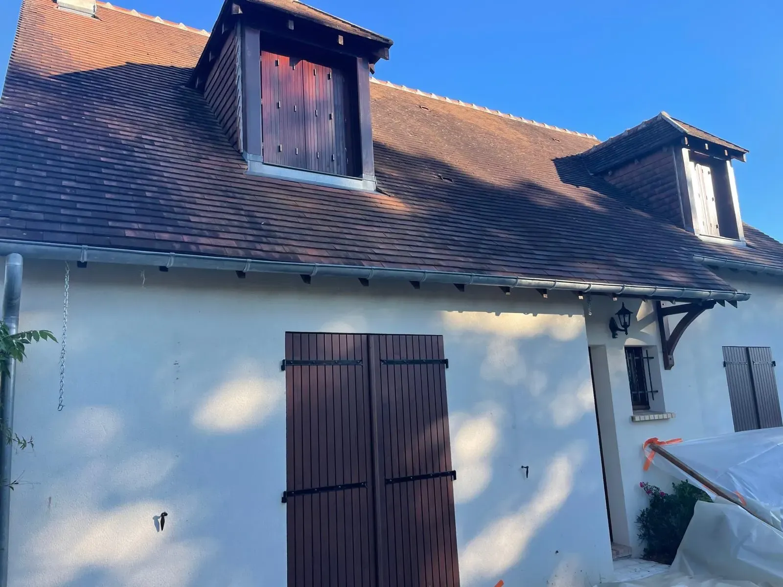 Maison avec lucarnes en toiture rénovée par SDR Habitat 44
