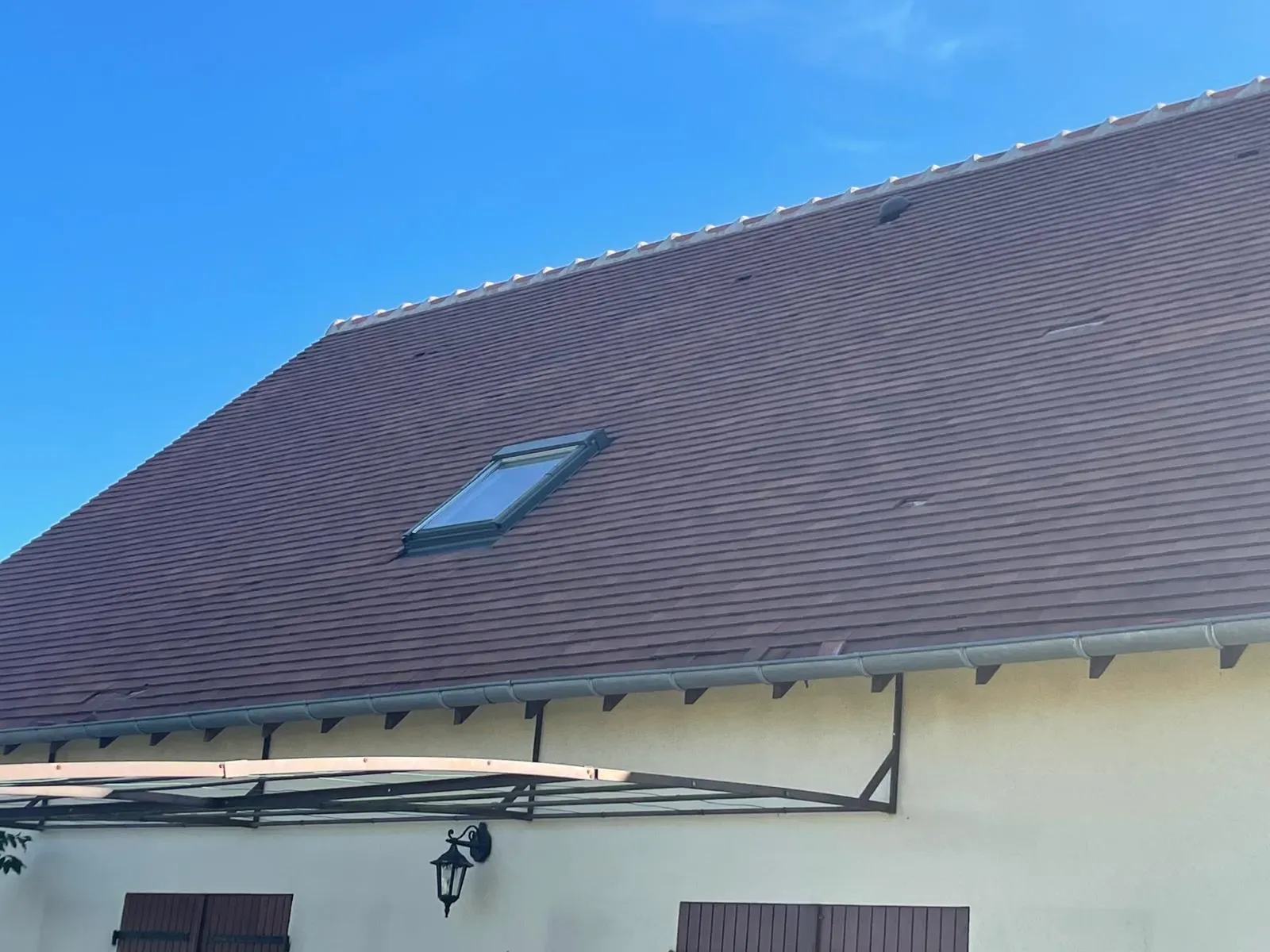 Fenêtre de toit Velux posée par SDR Habitat 44 sur une toiture en tuiles à La Baule