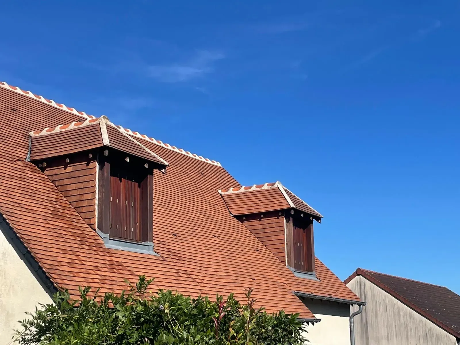 Toiture en tuiles plates avec lucarnes réalisée par SDR Habitat 44