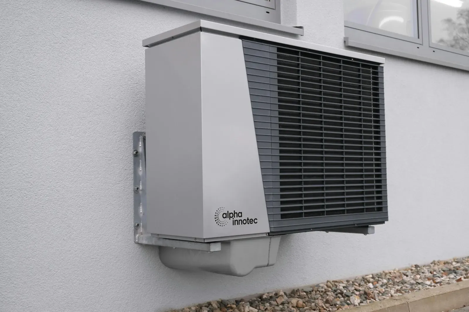 Pompe à chaleur air-eau installée en façade par SDR Habitat 44 à La Baule