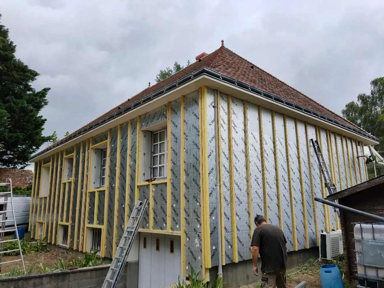 Pose d'isolation thermique par l'extérieur sur maison individuelle