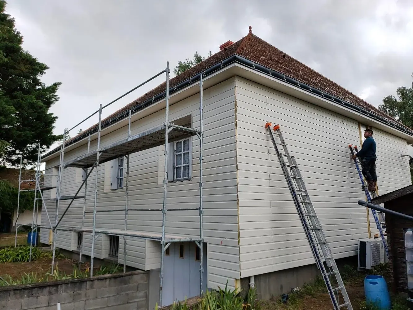 Pose de bardage sur façade de maison individuelle