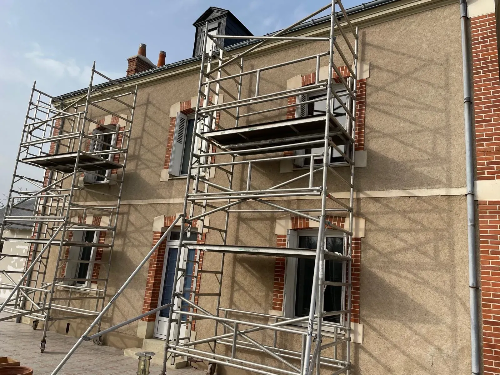 Chantier de ravalement de façade sous échafaudage