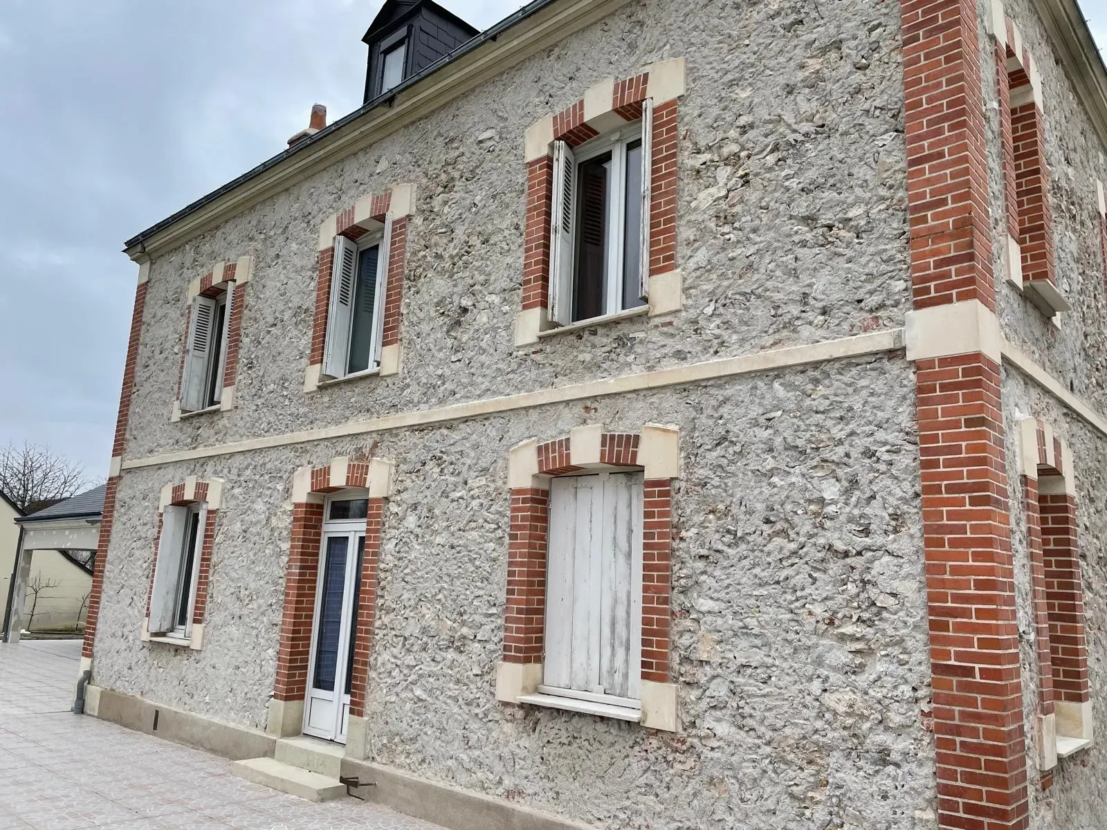 Façade rénovée avec enduit neuf