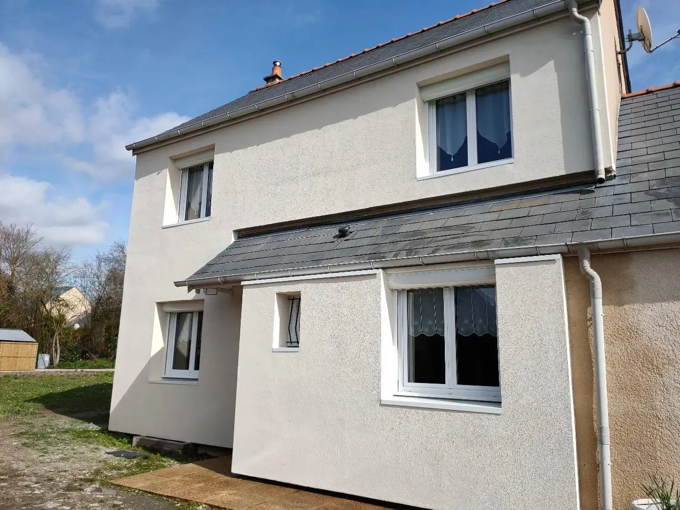 Façade de maison rénovée avec enduit neuf