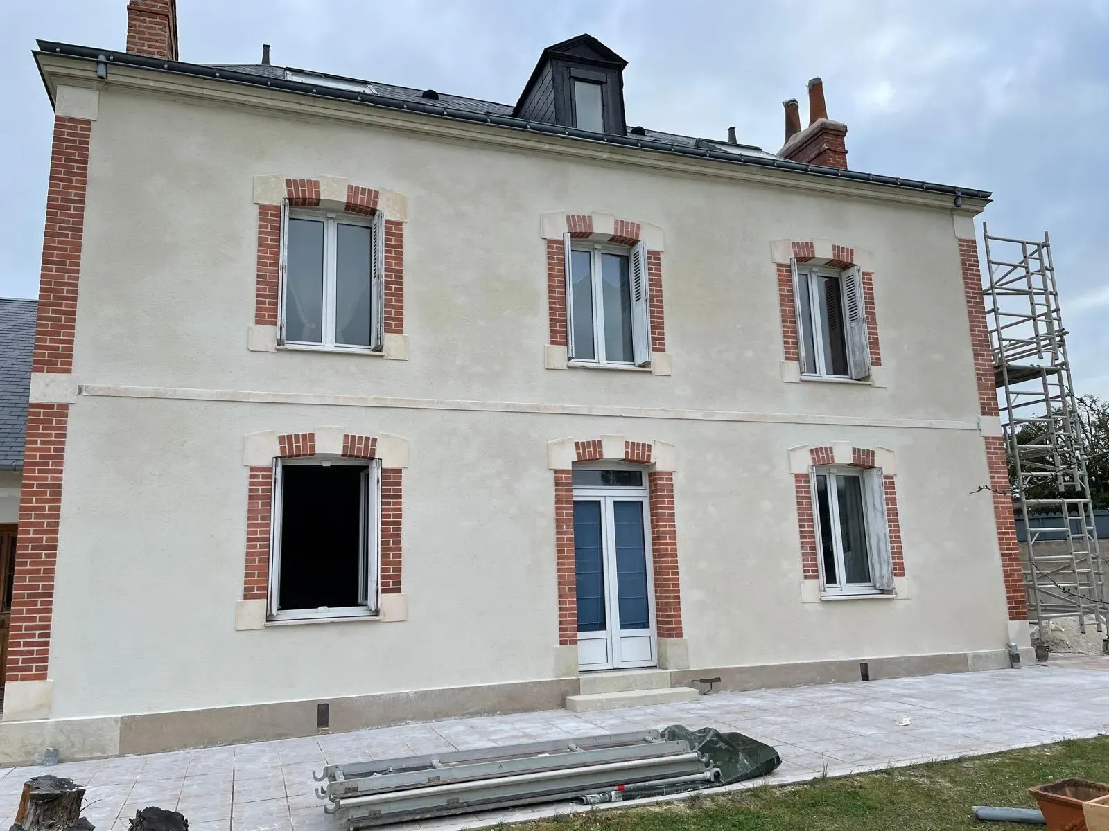 Maison ancienne après ravalement de façade par SDR Habitat 44, enduit neuf et encadrements en brique