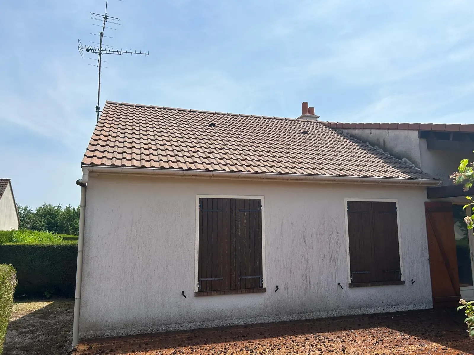 Maison rénovée avec façade enduit neuf et toiture