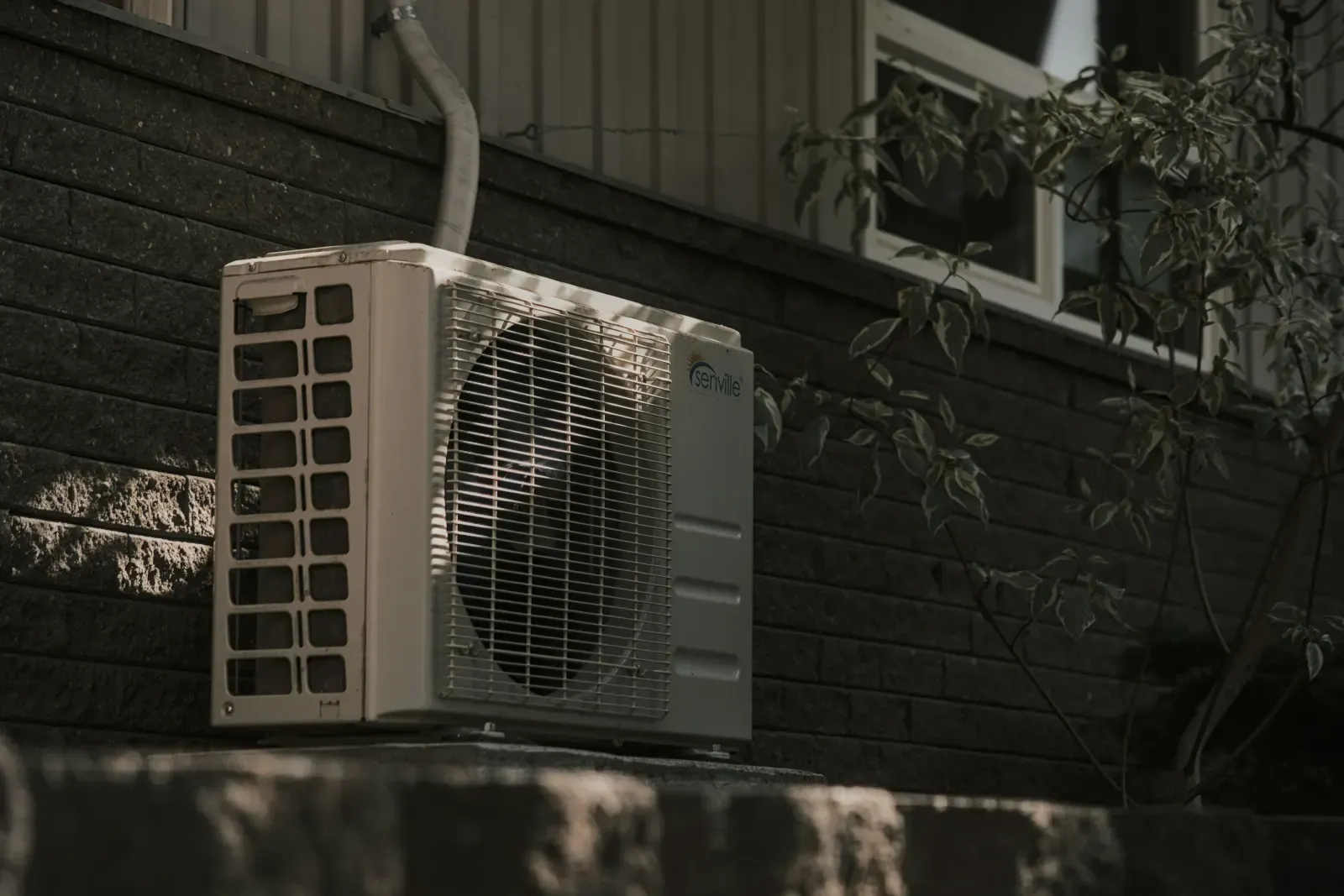 Unité extérieure de climatisation installée en façade