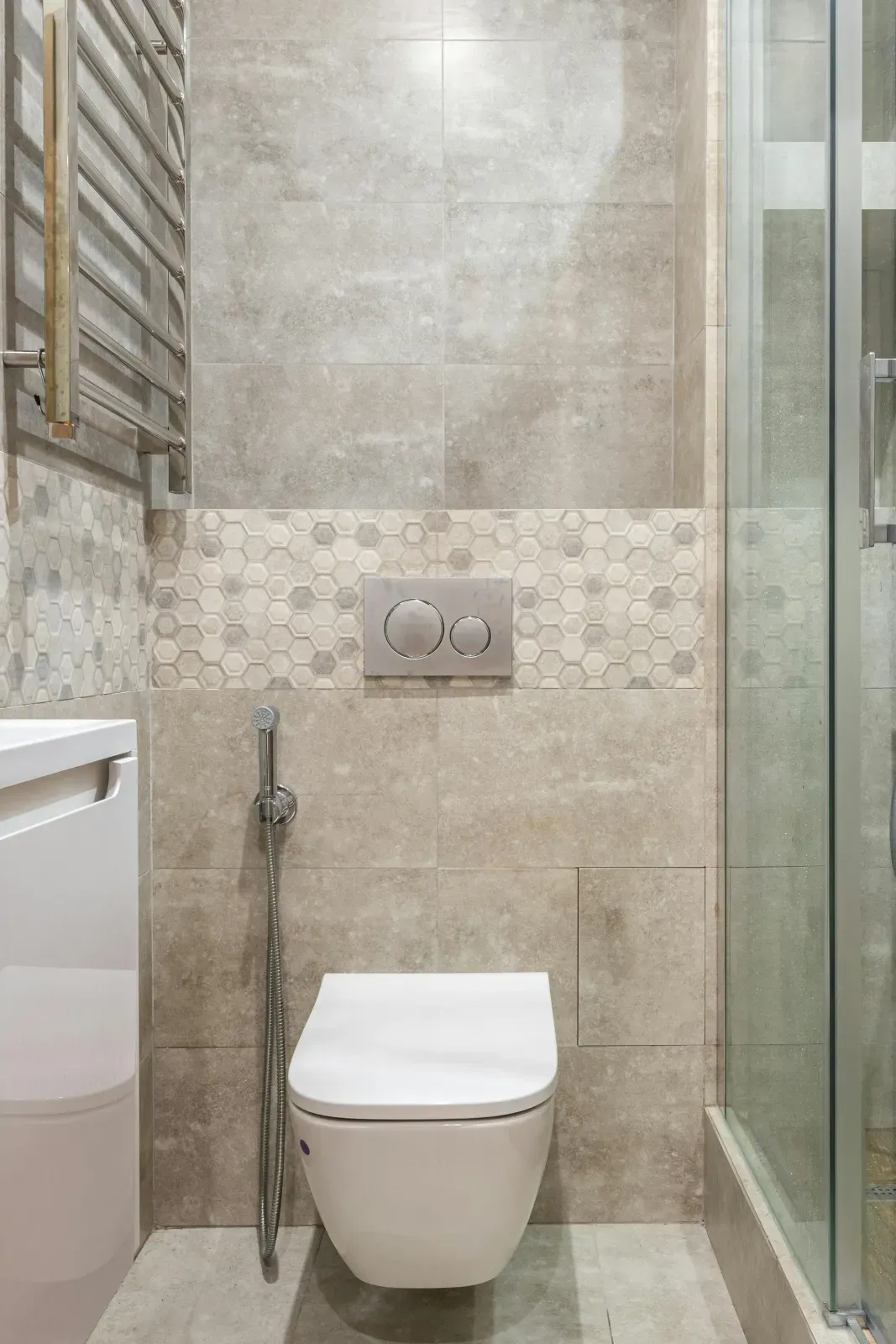 WC suspendu installé par SDR Habitat 44 dans une salle de bain rénovée